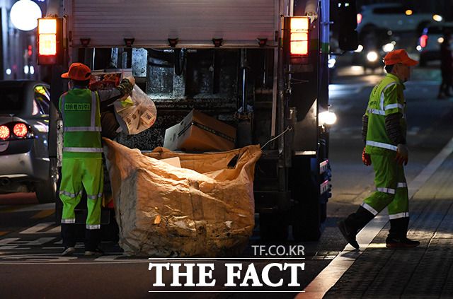 코로나 19 팬데믹으로 비대면 활동이 강조되는 상황에서조차 사회의 기본적인 기능 유지를 위해 대면 업무를 해야 하는 필수노동자가 주목 받았다. 사진은 기사와 무관. /더팩트 DB
