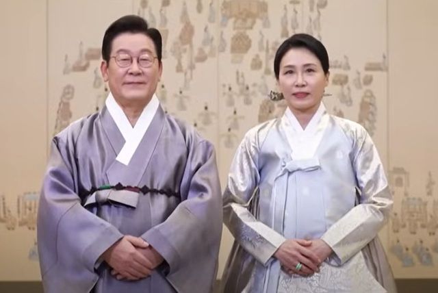 지난 4일 이 대통령 부부는 KTV 국민방송을 통해 "국민의 삶을 책임져야 할 대통령으로서 한없이 무거운 책임감을 느낀다"라며 "더 나은 내일을 향한 우리 국민들의 단결된 의지와 열망이 있기에 어떤 어려움도 반드시 이겨낼 수 있으리라 확신한다"고 강조했다. /KTV 국민방송 갈무리