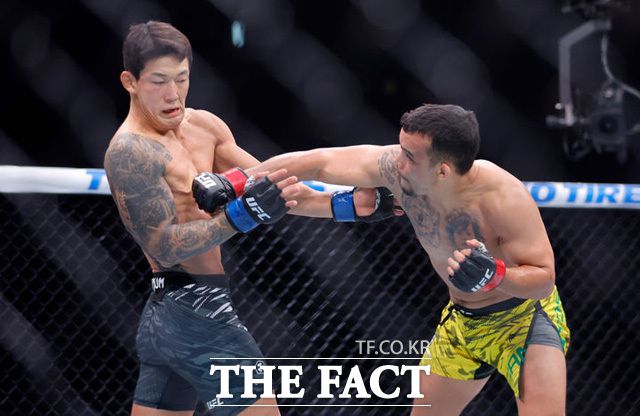 유주상(31, 왼쪽)이 미국 네바다주 라스베이거스 티모바일 아레나에서 열린 'UFC 320: 안칼라예프 vs 페레이라 2' 언더카드 경기에서 브라질의 다니엘 산토스(30)에게 2라운드 21초 만에 TKO로 패했다. /뉴시