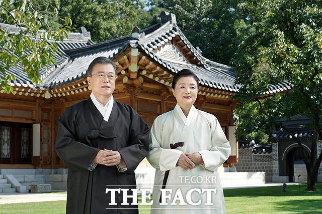 문재인 대통령(왼쪽)과 김정숙 여사가 2020년 9월 30일 청와대 상춘재 앞에서 국민들에게 추석 인사를 전하고 있다. /청와대