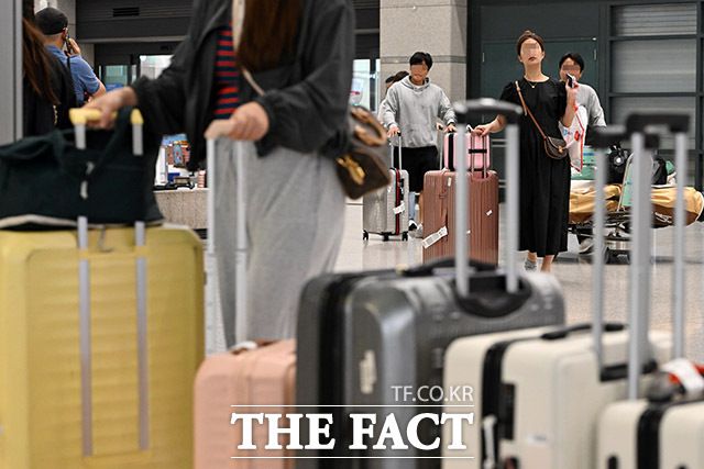 인천공항 '입·출국장 모두 북적북적'