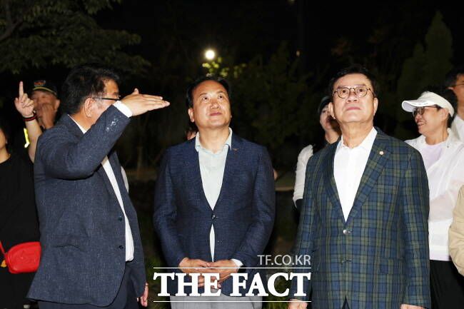 이권재(가운데) 오산시장이 야간경관조명 설치사업이 완료된 아파트단지를 찾아 시설을 둘러고 있다. /오산시