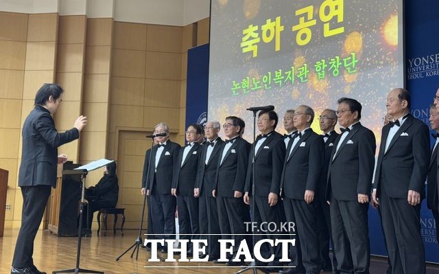 지난해 12월 6일 서울 논현노인복지관 시니어 남성합창단이 한국노년교육학회 창립 10주년 기념식이 열린 연세대 백양관 대강당에서 축하공연을 펼치고 있다. /김형수 선임기자