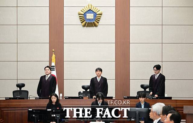 지귀연 부장판사(가운데)가 윤석열 전 대통령의 내란 우두머리 혐의 재판을 하기 위해 21일 오전 서울 서초구 서울중앙지법 417호 법정으로 들어오고 있다. 2025.04.21./뉴시스