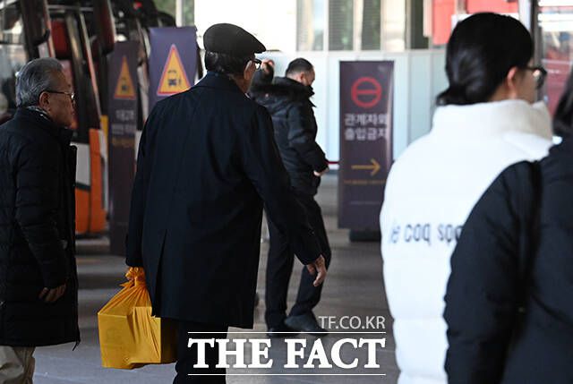 고독사 현장을 수습하는 특수청소업체 직원 A 씨는 "이번 명절은 유독 길기 때문에 취약 계층의 고독사 피해가 더욱 우려된다"고 말했다. 사진은 기사 내용과 직접적 관련이 없음. /박헌우 기자