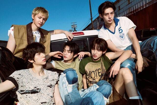 <더팩트>가 추천하는 코르티스의 'JoyRide'는 '우리는 꿈꿔왔지 찰나의 해방'이란 가사처럼 탁 트인 해안 도로를 달리는 듯한 느낌을 준다. 운전을 하면서 들어도 좋고 혼자 있을 때 눈을 감고 들으면 푸릇한 꿈을 꾸게 만든다. /빅히트 뮤직