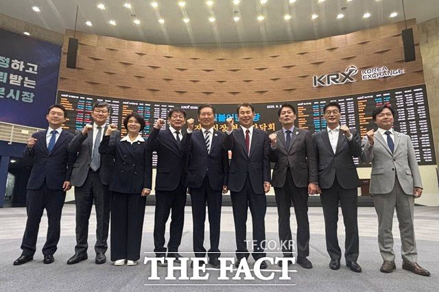 정은보 한국거래소 이사장(오른쪽에서 네 번째부터)가 지난달 30일 서울 여의도 한국거래소 서울 사옥에서 열린 자본시장 현장 간담회 이후 정청래 더불어민주당 대표 등 참석자들과 기념 촬영을 하고 있다. /이라진 기자