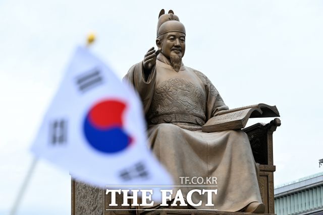 한글날인 9일 오전 서울 광화문광장 세종대왕 동상에 태극기가 날리고 있다. /서예원 기자