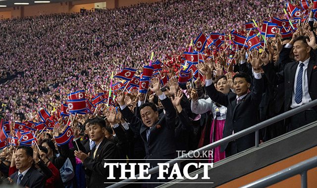 9일 북한 평양 능라도의 5월1일 경기장에서 조선노동당 창건 80주년 기념 경축대회가 열려 참석 주민들이 인공기를 흔들며 환호하고 있다. /평양=신화.뉴시스