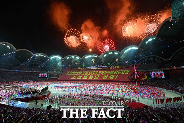 9일 북한 평양 능라도의 5월1일 경기장에서 조선노동당 창건 80주년 기념 경축대회가 열려 행사장 상공에 화려한 불꽃놀이가 펼쳐지고 있다. /평양=신화.뉴시스