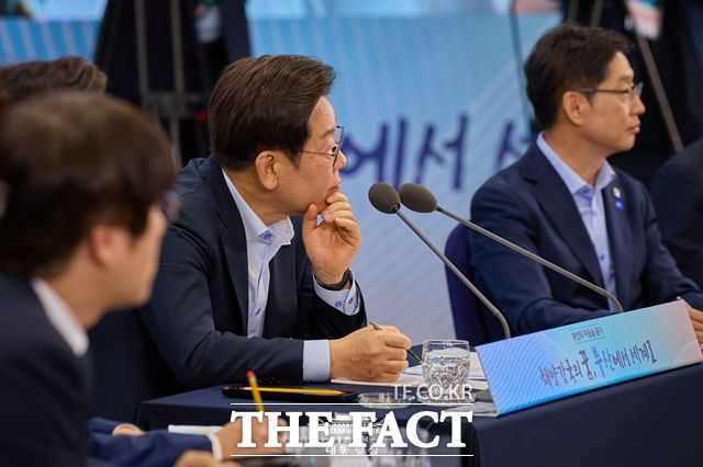 이재명 대통령은 14일 '지역상권 활성화와 소비쿠폰'을 주제로 국민 의견을 듣는 자리를 마련한다. 이 대통령이 7월 25일 부산 부경대 컨벤션센터에서 열린 국민소통행보 '부산의 마음을 듣다' 타운홀미팅에서 참석자 의견을 경청하고 있다. /대통령실