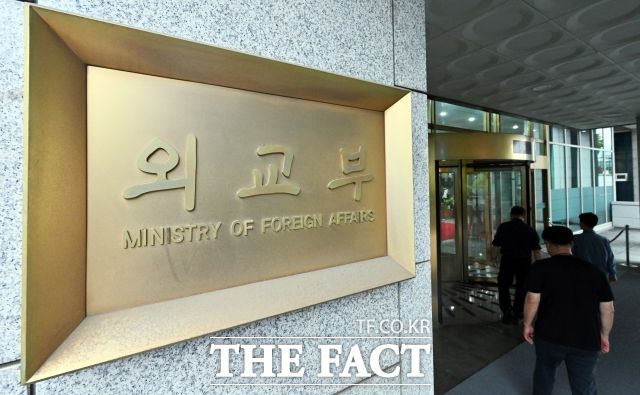 캄보디아에서 범죄 조직에 의해 숨진 채 발견된 20대 한국인의 시신이 2개월째 송환되지 못하고 있는 것과 관련해 외교부는 "빠른 시일 내에 부검과 국내 시신 운구가 이뤄질 수 있도록 캄보디아 측과 계속 협의해 나갈 것"이라고 밝혔다. /임영무 기자