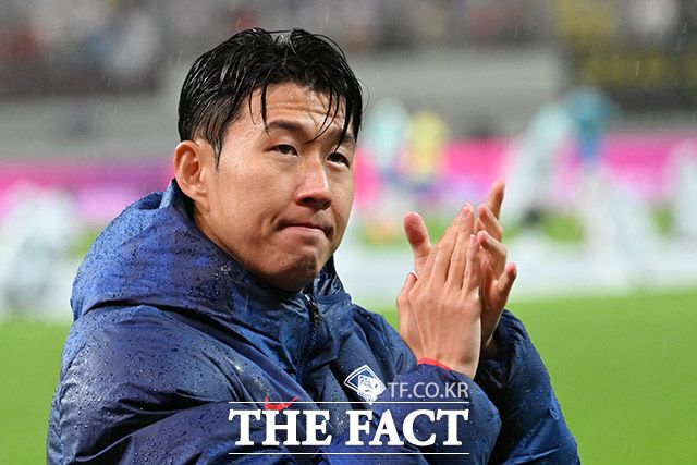 대한민국과 브라질의 평가전이 10일 오후 서울 마포구 서울월드컵경기장에서 열린 가운데 손흥민이 경기장을 찾은 팬들에게 인사를 하고 있다. /서울월드컵경기장=남용희 기자