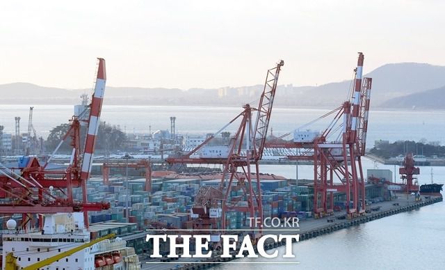 EU 집행위원회는 지난 7일(현지시간) '유럽 철강 업계 보호 대책' 초안을 발표하고, 철강 무관세 수입 쿼터를 전년(3053만t)보다 47% 축소한 1830만t으로 제한한다고 밝혔다. /더팩트 DB