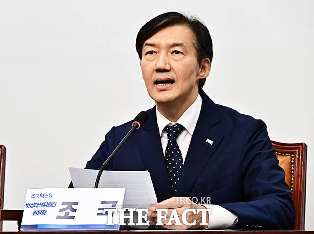 조국혁신당이 연일 강경 행보에 나서고 있다. 국정감사를 앞두고 미국과의 관세 갈등을 정조준한 데 이어 조희대 대법원장 탄핵까지 거론하며 존재감 부각에 나선 모양새다. /배정한 기자