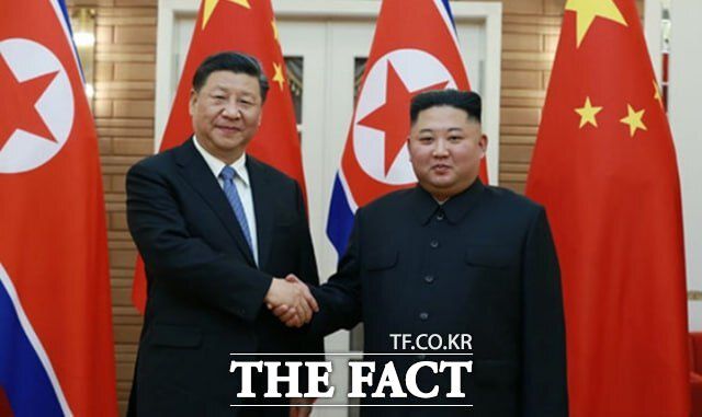 시진핑 중국 국가주석이 김정은 북한 국무위원장에게 국제 및 지역 문제에서의 전략적 협조를 강화하고 양국 간 친선을 계승하겠다는 의지를 밝혔다. 사진은 시 주석과 김 위원장. /노동신문·뉴시스
