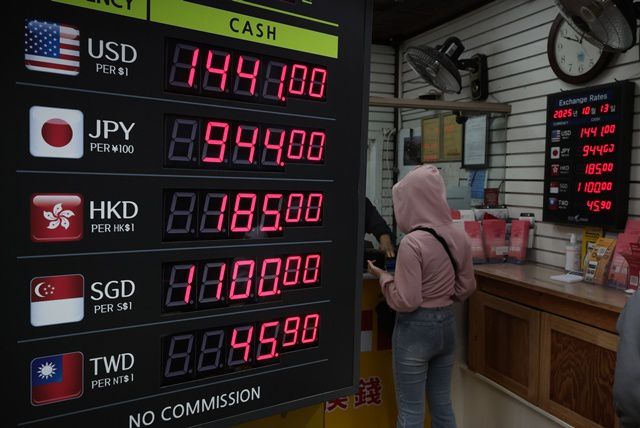 정부가 치솟는 환율에 구두개입한 13일 오후 서울 중구 명동거리의 한 환전소에 원·달러 환율이 1440원 대를 나타내고 있다. /뉴시스