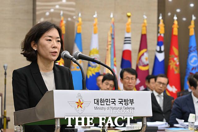 황성혜 구글코리아 부사장이 13일 서울 용산구 국방부 청사에서 열린 국방위원회의 국방부 등에 대한 국정감사에 참고인으로 출석해 의원 질의에 답변하고 있다. /국회사진기자단