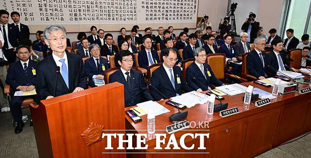 이날 국회 법사위는 인사말 후 대법원장을 이석 시키는 관례에 동의하지 않고 조 대법원장에 대한 질의를 실시했다.