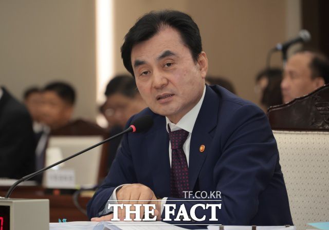 안규백 국방부 장관은 대니얼 드리스콜 미국 육군 장관이 "주한미군의 역할은 중국과 북한 위협에 모두 대응하는 것"이라고 말한 데 대해 "그 말에는 동의할 수 없다"고 일축했다. /뉴시스