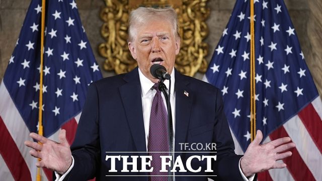 도널드 트럼프 미국 대통령은 지난 10일(현지시간) 중국이 희토류 수출 통제를 강화하자 자신의 SNS에 "오는 11월부터 중국산 전 품목에 추가 100% 관세를 부과하겠다"고 밝히며 강경한 태도를 보였다. /AP.뉴시스