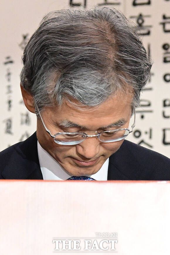 연단에서 인사하는 조희대 대법원장의 모습.