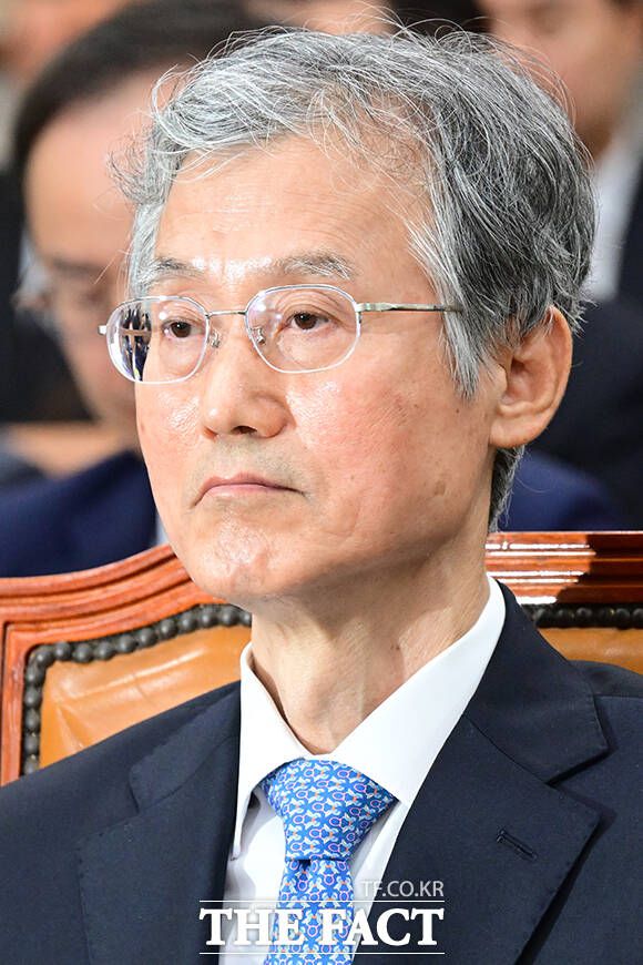 질의 들으며 침묵 지킨 조희대 대법원장.