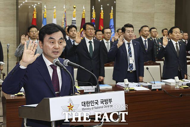 여야가 국회 국방위원회 국정감사에서 '내란' 명칭 사용을 두고 정면 충돌했다. 사진은 안규백 국방부 장관이 13일 오전 서울 용산구 국방부 청사에서 열린 국방부 국정감사에서 선서를 하고 있는 모습. /국회사진기자단