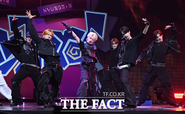 [더팩트ㅣ이새롬 기자] 그룹 TWS(투어스)가 13일 오후 서울 광진구 예스24 라이브홀에서 열린 미니4집 'play hard(플레이 하드)' 미디어 쇼케이스에서 수록곡 '헤드 숄더스 니스 토스' 무대를 선보이고 있다.