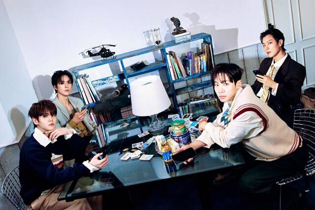 그룹 하이라이트(HIGHLIGHT)가 데뷔 16주년을 기념해 팬송을 발매한다. /어라운드어스