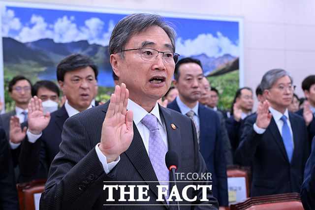 국민의힘은 정부여당이 이번 사태의 책임을 전 정부에만 돌리고 있다고 불쾌감을 드러냈다. 사진은 조현 외교부 장관이 13일 오전 서울 여의도 국회에서 열린 외교통일위원회 국정감사에서 선서를 하고 있는 모습. /남용희 기자