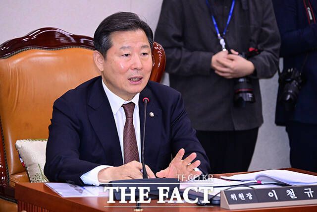 김주홍 한국자동차모빌리티산업협회 전무는 13일 오후 국회 산업통상자원중소벤처기업위원회의 산업통상부 대상 국정감사에 참고인으로 출석했다. 이철규 산자위 위원장이 질의하는 모습. /남윤호 기자