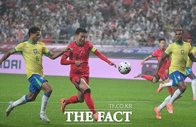 한국축구대표팀을 이끌고 있는 홍명보 감독은 14일 서울월드컵경기장에서 열리는 파라과이와 친선경기를 앞두고 브라질전 선발 가운데 명을 바꾼 스타팅11을 공개했다./서울월드컵경기장=남용희 기자