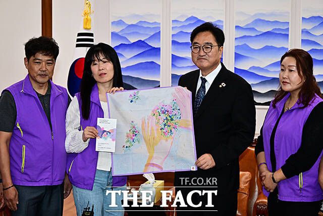 선물받은 손수건 들고 기념사진 촬영하는 우원식 국회의장.