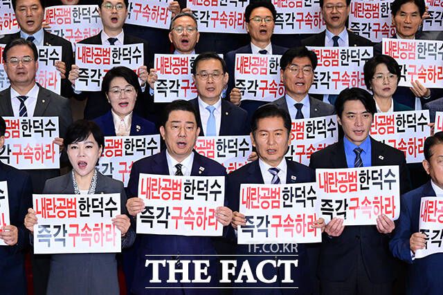 특검발(發) 리스크가 재부상할 조짐이 보이자 내년 6·3 지방선거까지 리스크가 당에 악영향을 줄 수 있다는 우려도 나온다. 사진은 정청래 더불어민주당 대표를 비롯한 소속 의원들이 14일 오전 서울 여의도 국회에서 열린 한덕수 등 국무위원 내란공모 규탄 기자회견에 참석해 규탄 구호를 외치고 있는 모습. /남윤호 기자