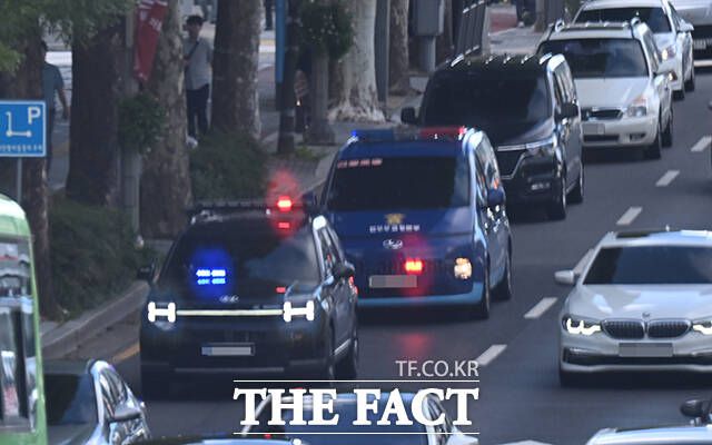 15일 오전 윤석열 전 대통령을 태운 호송차량이 내란 특검 사무실이 마련된 서울 서초구 서울고등검찰청 청사로 이동하고 있다. /이새롬 기자