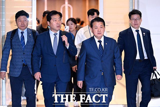 김병주 더불어민주당 최고위원을 단장으로 한 재외국민안전대책단이 15일 오후 인천국제공항을 통해 캄보디아로 출국하고 있다. 왼쪽부터 홍기원, 황명선, 김병주, 임호선 의원. /인천국제공항=남용희 기자