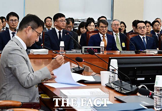 국민의힘의 항의에 이석하지 못하고 대기하는 노태악 중앙선거관리위원장.