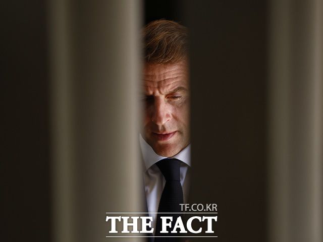 에마뉘엘 마크롱 프랑스 대통령이 야당의 연이은 내각 불신임에 이어 대통령 본인의 사임까지 압박받고 있다. /AP.뉴시스