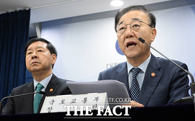 '10·15 부동산 대책'은 이재명 정부 출범 후 4개월 만에 3번째로 내놓은 부동산 대책이다. 사진은 부동산 대책 발표하는 김윤덕(오른쪽) 국토교통부 장관이다. /임영무 기자