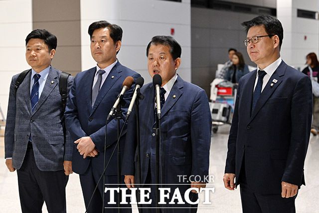 캄보디아로 출국하며 발언하는 김병주 단장(왼쪽 세 번째).