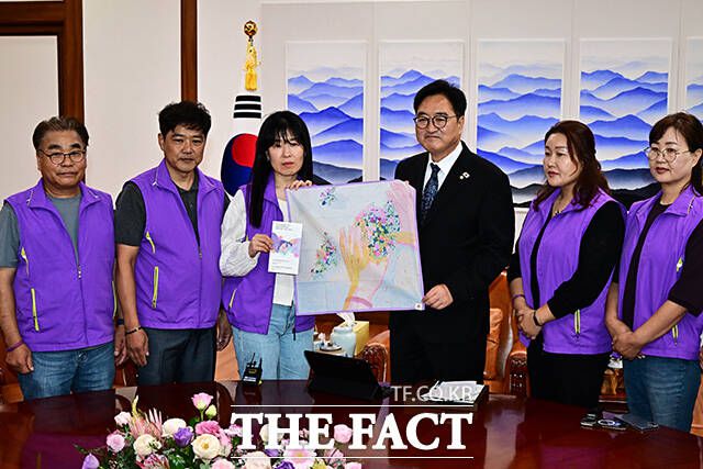 우원식 국회의장(왼쪽 네번째)이 15일 오후 서울 여의도 국회에서 10.29이태원참사 유가족 대표단을 만나 면담에 앞서 기념사진 촬영을 하고 있다. /국회=배정한 기자