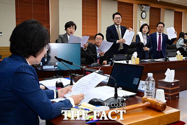 '이재명 대통령의 공직선거법위반 사건에 대한 대법원 전원합의체 관련 서류 제출 요구의 건' 처리에 반발하는 국민의힘 의원들.