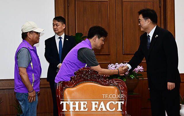 10.29이태원참사 유가족 대표단 만나 인사하는 우원식 국회의장.