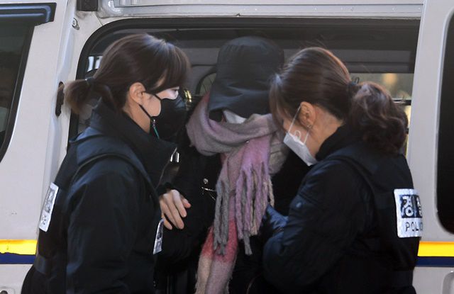 이번주에는 최근 캄보디아에서 한국인을 겨냥한 납치·감금 사건이 잇따르면서 연예계로까지 논란이 번졌다. 사진은 마약 투약 혐의로 경찰 수사를 받은 뒤 서울 서부지방지법 영장실질심사에 출석하고 있다. /더팩트 DB