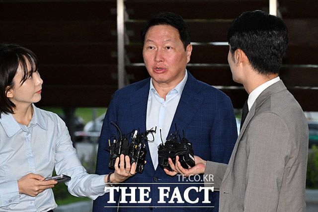 최태원 SK그룹 회장이 16일 오후 서울 김포비즈니스항공센터에서 미국으로 출국하며 취재진의 질문에 답하고 있다. /김포국제공항=남용희 기자