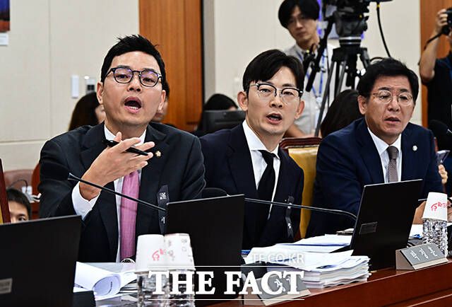 더불어민주당 문금주·이기헌·이훈기 의원이 16일 박정훈 국민의힘 의원(왼쪽)에 대한 징계요구안을 국회 의안과에 제출했다./배정한 기자