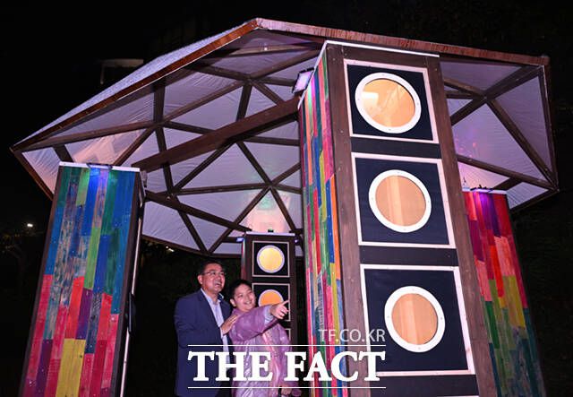 오승록 노원구청장이 전시작업에 참여한 어린이 작가와 함께 작품을 둘러보고 있다.