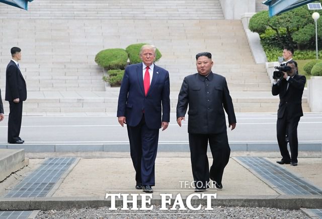 정동영 통일부 장관은 "트럼프 대통령이 결심한다면 APEC 계기로 북미 정상회담이 열릴 가능성이 상당히 있다"말해 이목을 집중시키고 있다. 사진은 도널드 트럼프 미국 대통령(왼쪽)이 2019년 6월 30일 판문점 공동경비구역(JSA) 군사분계선 북측 지역에서 김정은 북한 국무위원장과 만나 군사분계선을 넘는 장면/뉴시스