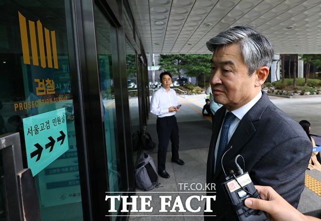 조태용 전 국정원장이 17일 내란 사건을 수사하는 조은석 특별검사팀 사무실에 피의자 신분으로 출석하고 있다. /뉴시스